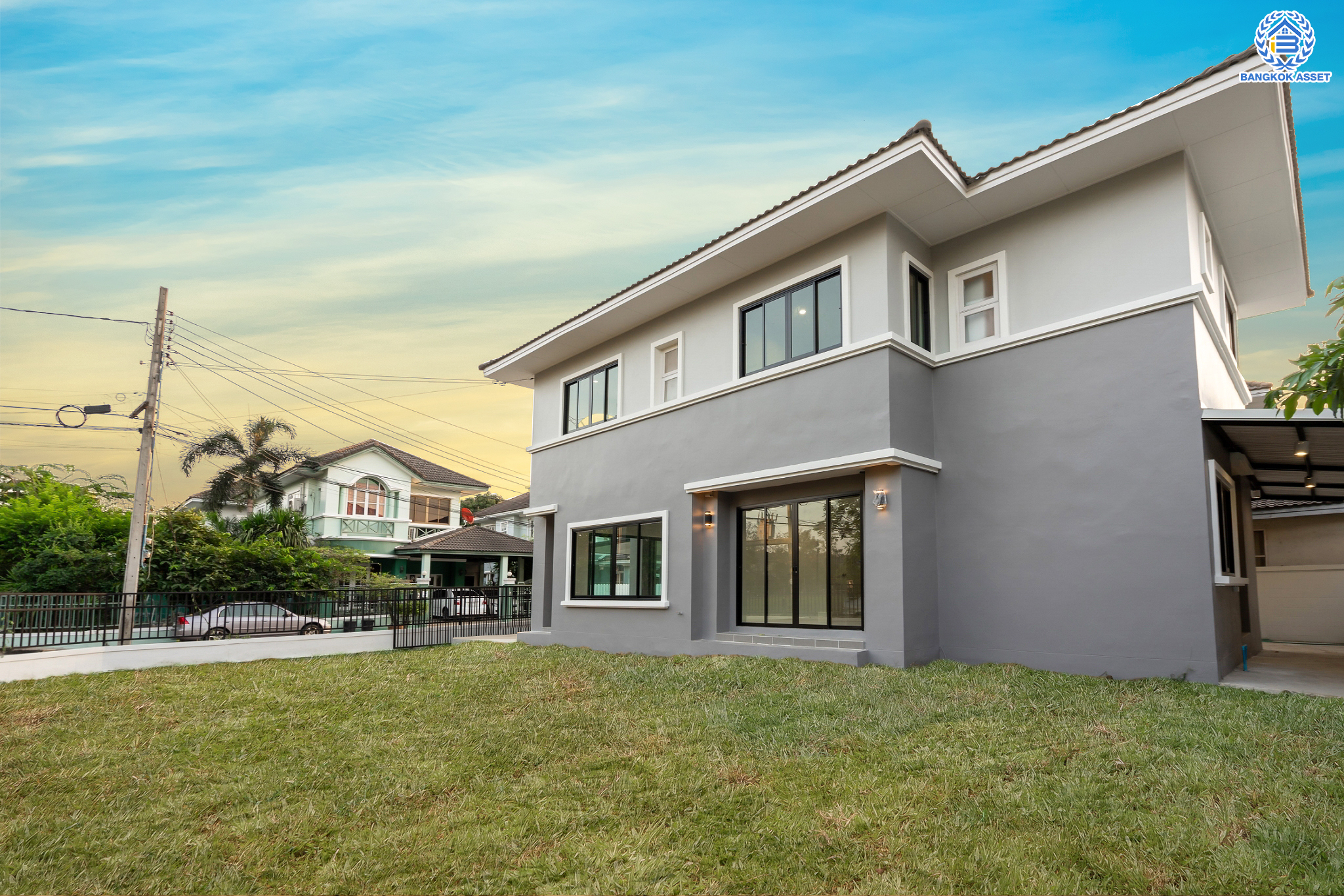 บ้านมือสองตกแต่งใหม่ ม.ชัยพฤกษ์ บางบัวทอง บ้านเดี่ยว หลังมุม แบรนด์ LH เนื้อที่ 92.3 ตร.ว. ฟังก์ชัน 3 ห้องนอน 4 ห้องน้ำ 1 ห้องแม่บ้าน จอดรถได้ถึง 3 คัน มีพื้นที่บริเวณบ้านกว้างขวางกว่า 195 ตร.ม. พร้อม Facilities ครบครัน บนทำเลเดินทางสะดวก ติดถนนบางกรวย-ไทรน้อย ใกล้เซ็นทรัลเวสต์เกต และรถไฟฟ้าสายสีม่วง "สถานีบางพลู"